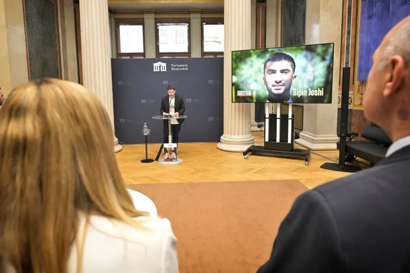 Ein Angehöriger spricht im Parlament über die Geisel Shovat Abend Plotzki.