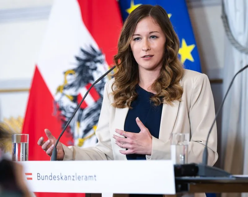 Zeigt sich erfreut über die Ergebnisse der aktuellen Studie zur Digitalisierung im D-A-CH Raum. Österreich ist führend. Staatssekretärin Claudia Plakolm. Foto: Bka/Brauneies