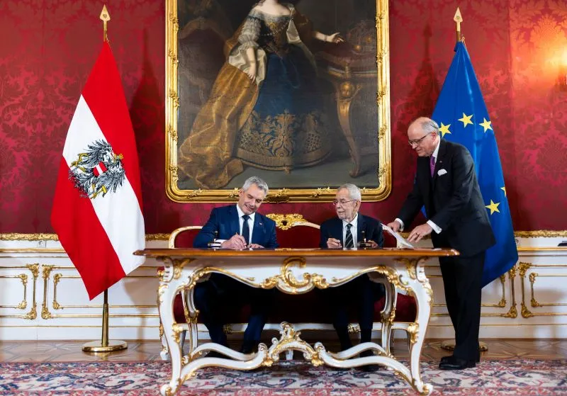 Mit der Fortführung der Amtsgeschäfte betraut: Bundeskanzler Nehammer bei Bundespräsident Van der Bellen. Foto: Christopher Dunker