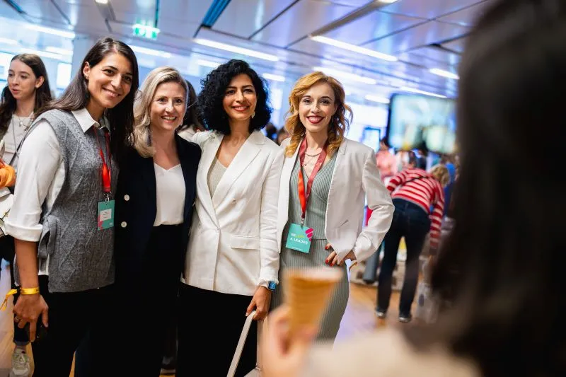 Drängt auf gleiche Berufs- und Verdienstmöglichkeiten für Frauen: Ministerin Susanne Raab, im Bild beim Femal Future Festival am 10. Oktober in Wien. Foto: Bka / Florian Schrötter