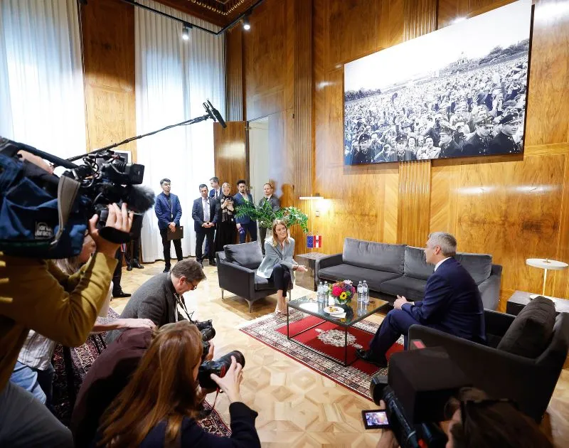 Bundeskanzler Karl Nehammer empfing in seinem Büro EU-Parlamentspräsidentin Roberta Metsola. Foto: BKA/Dragan Tatic