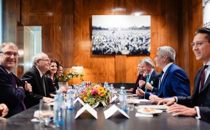 Österreich unterstützt Yad Vashem: Direktor Daniel D bei Kanzler Nehammer. Foto: A. Zillbauer