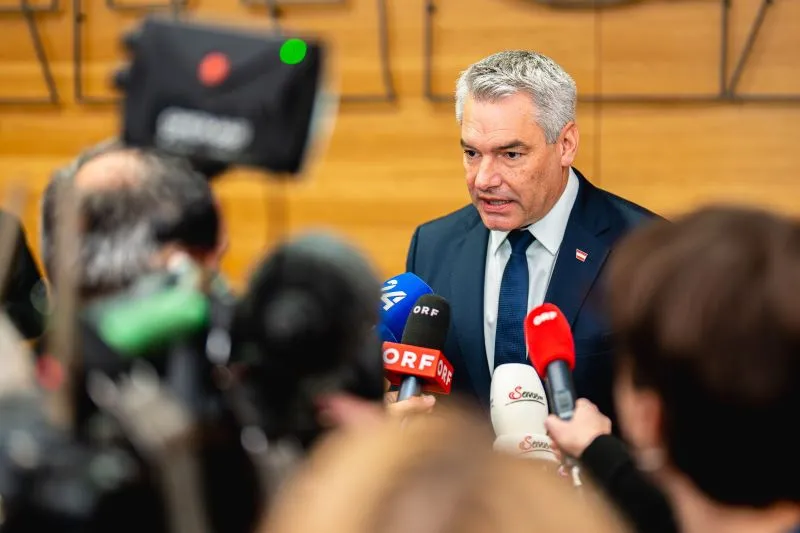 Bundeskanzler Karl Nehammer ist mit der Bildung einer neuen Bundesregierung beauftragt. Nehammer und SPÖ-Vorsitzender Andreas Babler starten eine 3er-Sondierung mit den Neos. Foto. Florian Schrötter