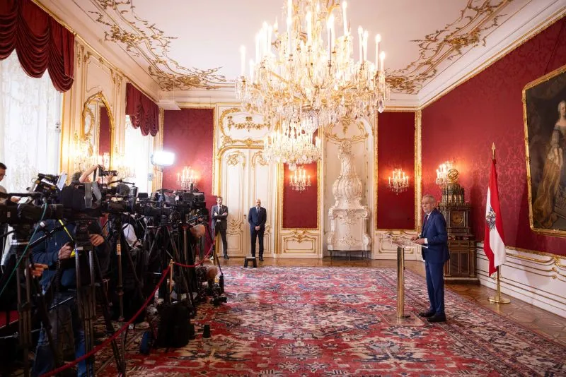 Den Auftrag zur Bildung einer neuen Bundesregierung erteilt Bundespräsident Alexander Van der Bellen dem amtierenden Bundeskanzler und ÖVP-Obmann, Karl Nehammer. Er hat zwei Aspekte zu berücksichtigen. Bild: Alexander Van der Bellen bei seinem Statement am Dienstag, 22. Oktober 2024 in der Hofburg. Foto: Franz Lechner