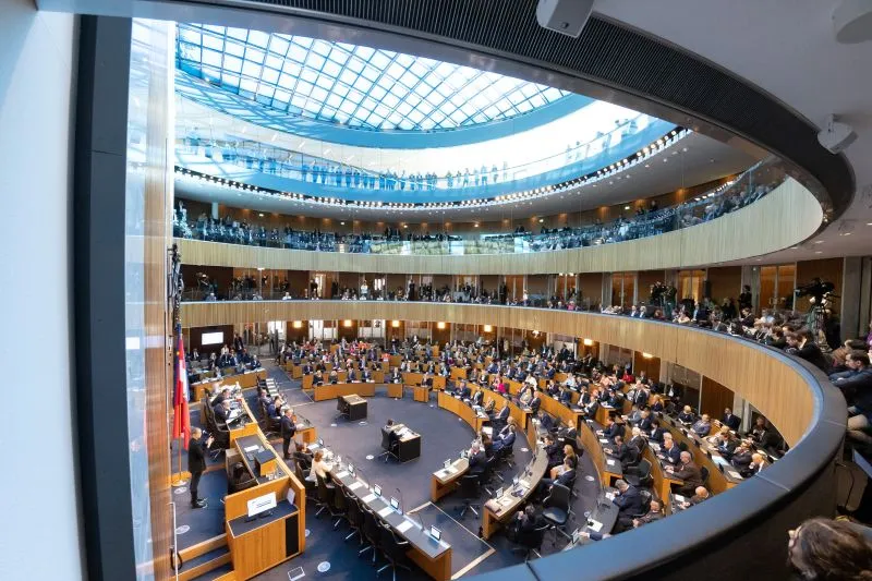 Das Parlament ist vorbereitet, am 24. Oktober tritt der neu gewählte Nationalrat zusammen und 183 Abgeordnete werden angelobt. Foto: Ulrike Wieser