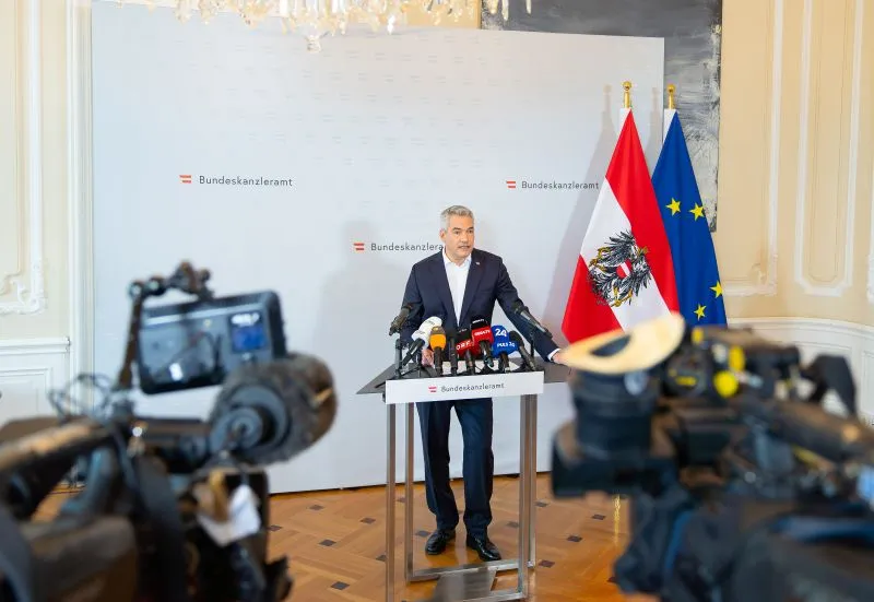 Bundeskanzler Karl Nehammer startet die Sondierungen mit der SPÖ für die Bildung einer neuen Bundesregierung. Gespräche mit Neos und den Grünen folgen, die radiale FPÖ unter Herbert Kickl habe sich aus den Verhandlungen genommen. Foto: THR