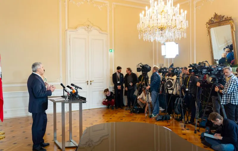 Information der Öffentlichkeit zum Auftakt der Sondierungen: Bundeskanzler Karl Nehammer beim Statement. Foto: THR