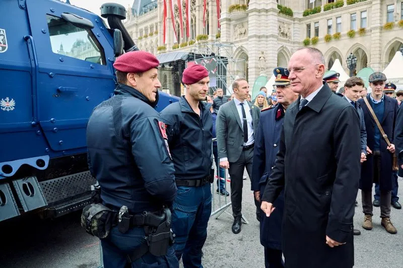 Harter Kurs gegen illegale Migration: Innenminister Gerhard Karner bei Polizeieinheiten am Nationalfeiertag. Foto: BMI