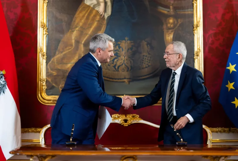 Treffen sich am Montag in der Hofburg. Bundespräsident Alexander van der Bellen und Bundeskanzler Karl Nehammer. Foto: BKA/Christopher Dunker