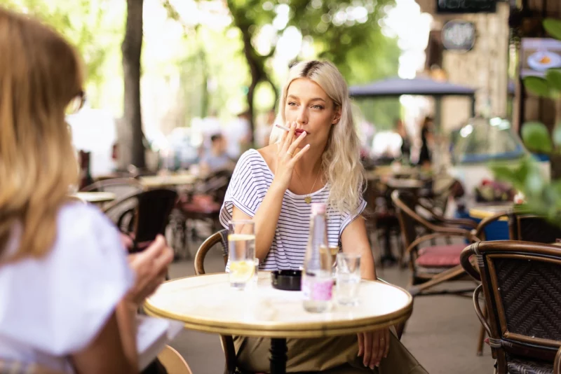 Soll rauchen In Gastgärten bald verboten sein? Diesen Eindruck erweckt zumindest die EU-Kommission. Die ÖVP mit Klubobmann August Wöginger lehnt das strikt ab. Foto: istock/gzorgz