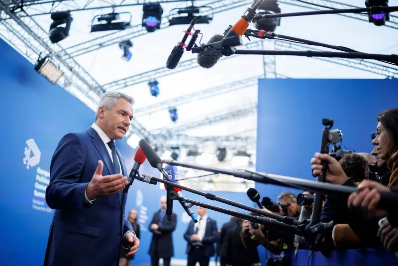 Europas Grenzen schützen, Wirtschaftskrieg mit USA vermeiden: Kanzler Karl Nehammer in Budapest. Foto: Andy Wenzel