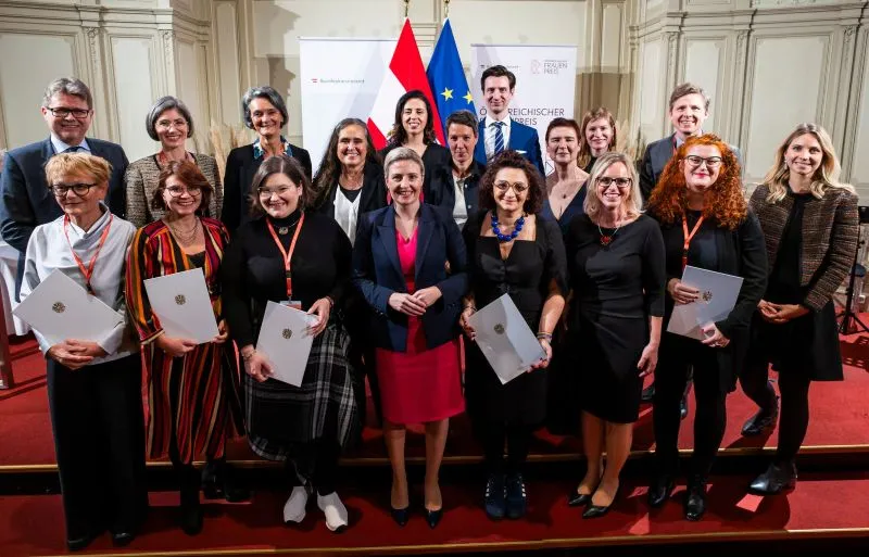 Zwölf Frauen wurden diese Woche mit dem Grete Rehor- oder dem Käthe Leichter-Preis für ihre jeweiligen außerordentlichen Leistungen ausgezeichnet. Deren Berufs- und Lebensweg sei Vorbild und Role Model für Mädchen und Frauen, sagten Ministerin Susanne Raab und Minister Martin Polaschek. Fotos: Christopher Dunker