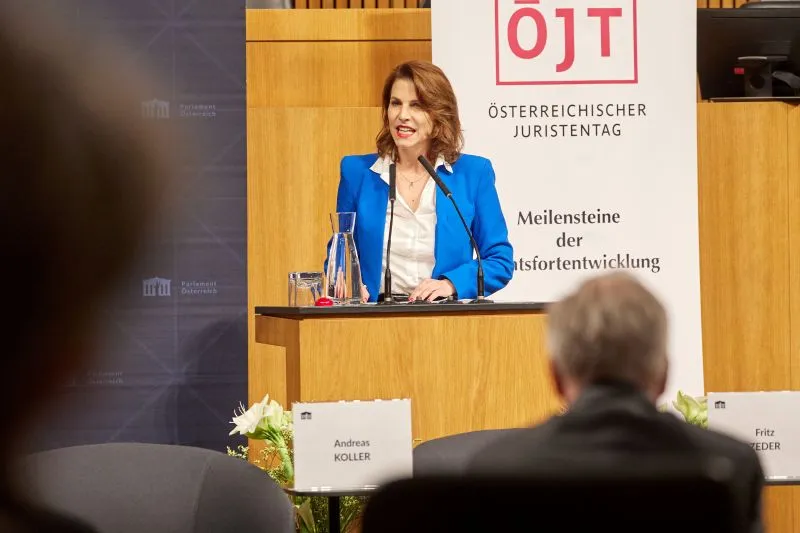 Karoline Edtstadler: schrankenlose Auswertung von Handys ist rechtswidrig. Foto: Thomas Topf