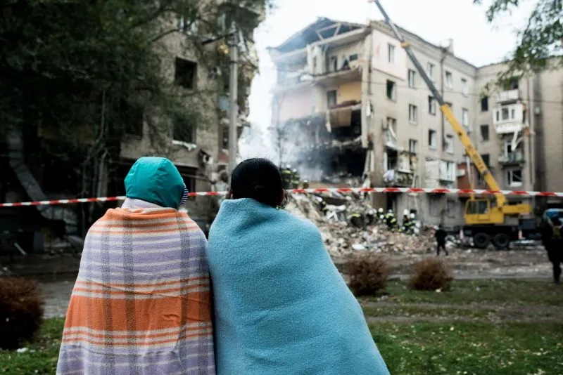 Die russische Armee bombardiert seit 1000 Tagen die Ukraine, auch Wohnhäuser von Zivilisten. Österreich unterstützt weiterhin das angegriffene Land mit humanitärer Hilfe. Foto: collection of war,ukraina.ua / Tita Elena