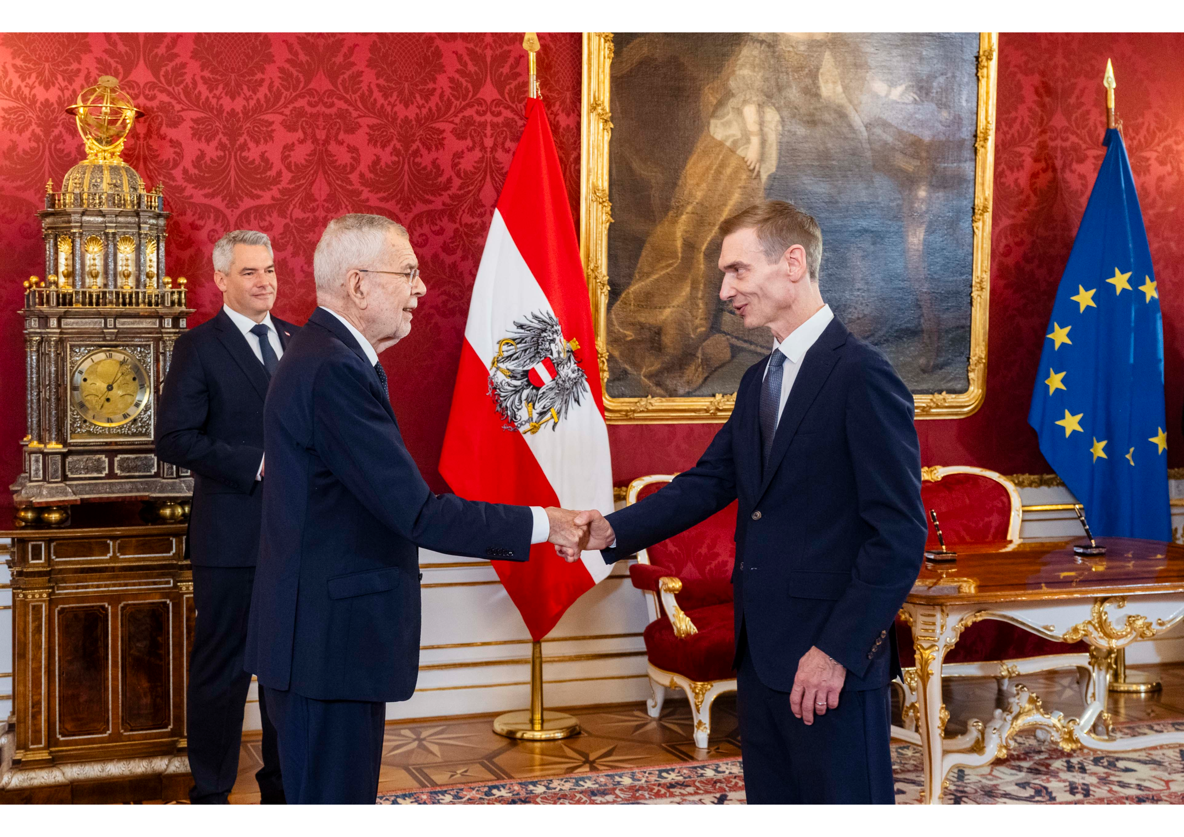 Als neuer Finanzminister angelobt: Gunter Mayr mit Bundeskanzler Karl Nehammer bei Bundespräsident Alexander Van der Bellen. Foto: Carina Karlovits / HBF