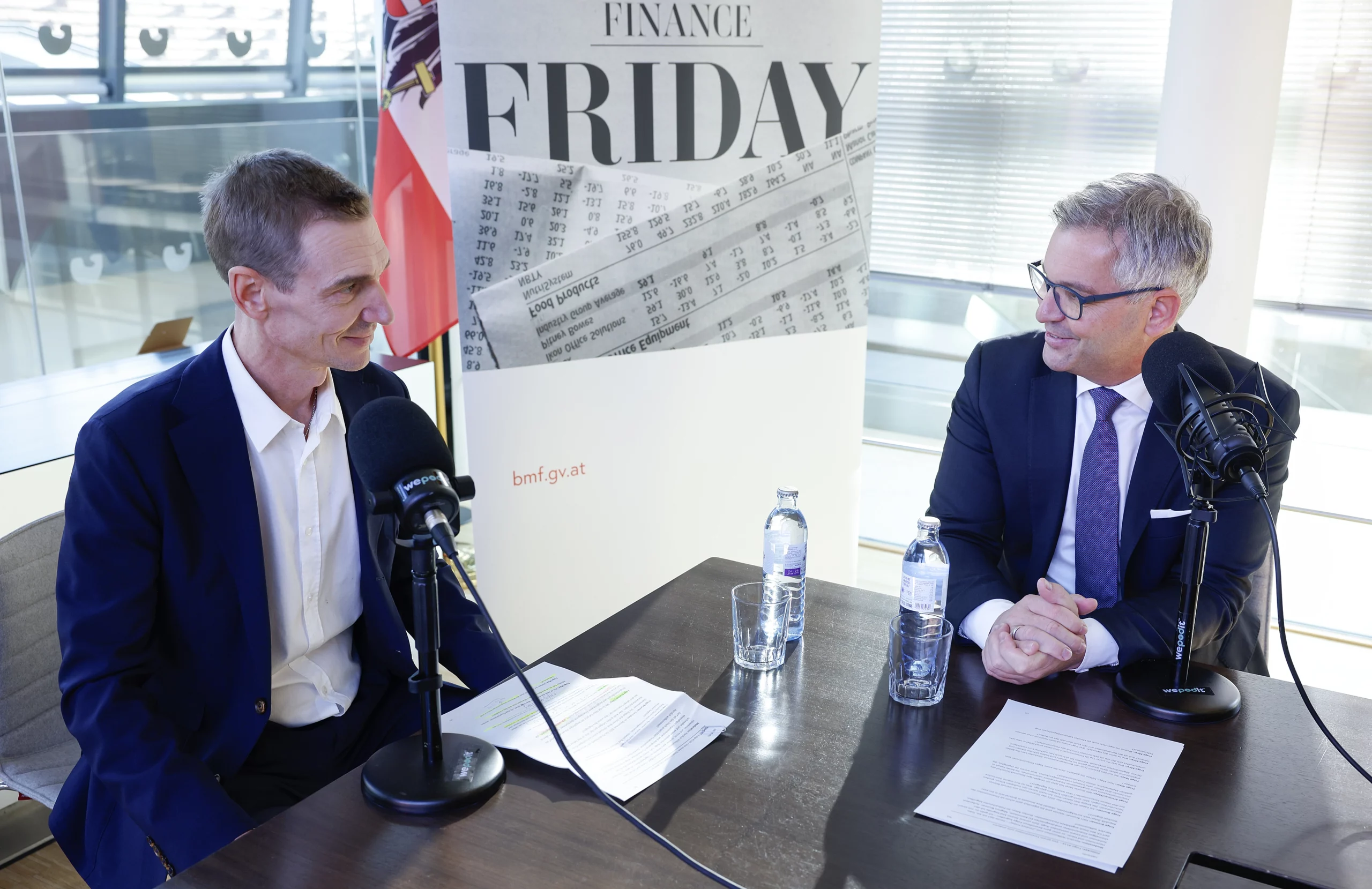 Der neue und der vorherige Finanzminister im Gespräch für den Podcast Finance Friday: Gunter Mayer und Magnus Brunner. Foto: Bka / Regina Aigner