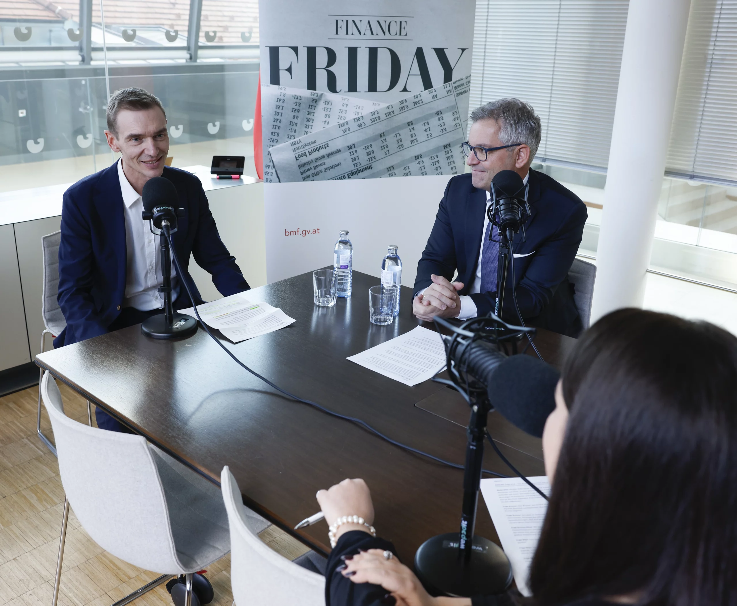 Gunter Mayr (l.) übernimmt von Vorgänger Magnus Brunner die Information der Öffentlichkeit aus erster Hand via den Podcast Finance Friday. Foto: Bka/Regina Aigner