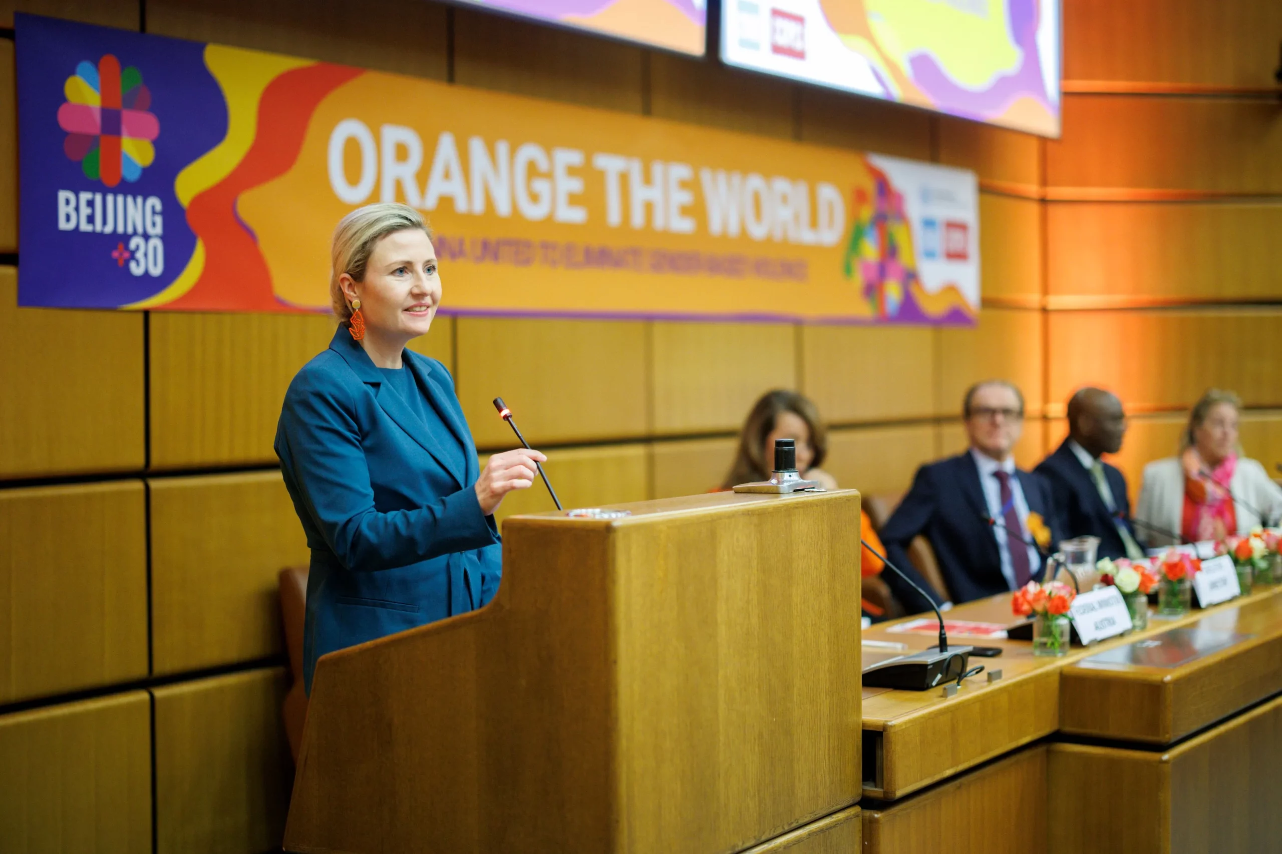 Konferenz in der UNO-City in Wien zum Auftakt der weltweiten Kampagne Orange The World - 16 Tage gegen Gewalt an Frauen. Susanne Raab erläutert Österreichs Maßnahmen und Strategien für den Gewaltschutz. Fotos: Andy Wenzel