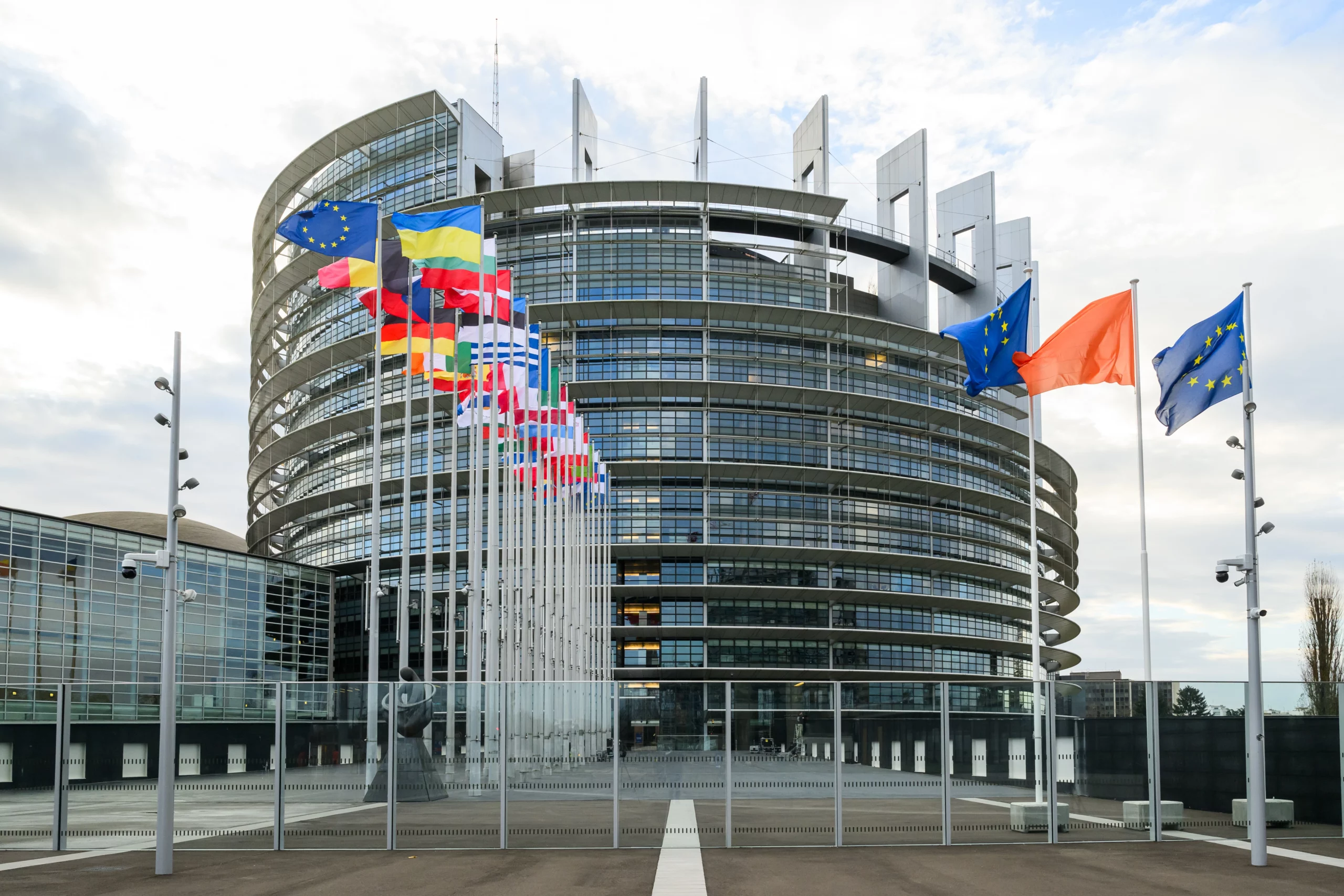 Das Europäische Parlament in Straßburg (o.) hat den Kommissions-Vo9rschlag für ein Rauchverbot im Freien abgelehnt. Foto: EP