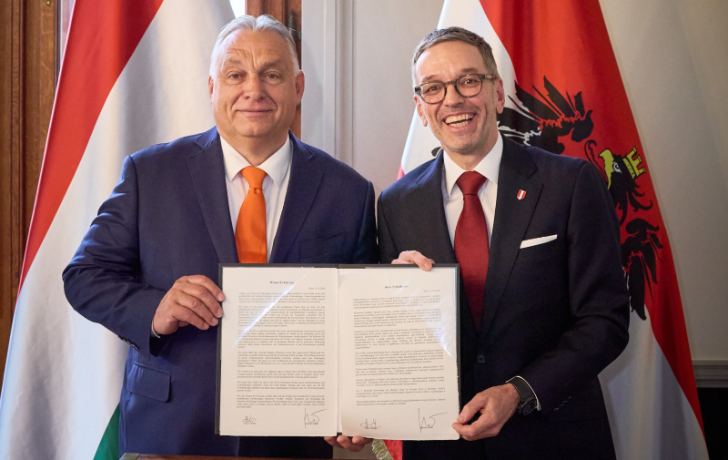 Ungarns Premier Viktor Orbán mit Österreichs Oppositionsführer Herbert Kickl (FPÖ): Der Bündnisvertrag in Namen Österreichs ist eine Amtsanmaßung Kickls, kritisiert ÖVP-Generalsekretär Christian Stocker. In der ‚Wiener Erklärung‘ bezeichnen sie sich als „Allianz der Patrioten“, im Europäischen Parlament arbeiten sie am Bündnis rechts-nationalistischer Parteien namens „Patrioten für Europa“. Foto: fpoe.at