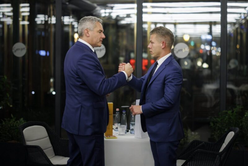 Tauschten sich in Budapest aus. Kanzler Karl Nehammer und Péter Magyar. Foto: BKA/Andy Wenzel