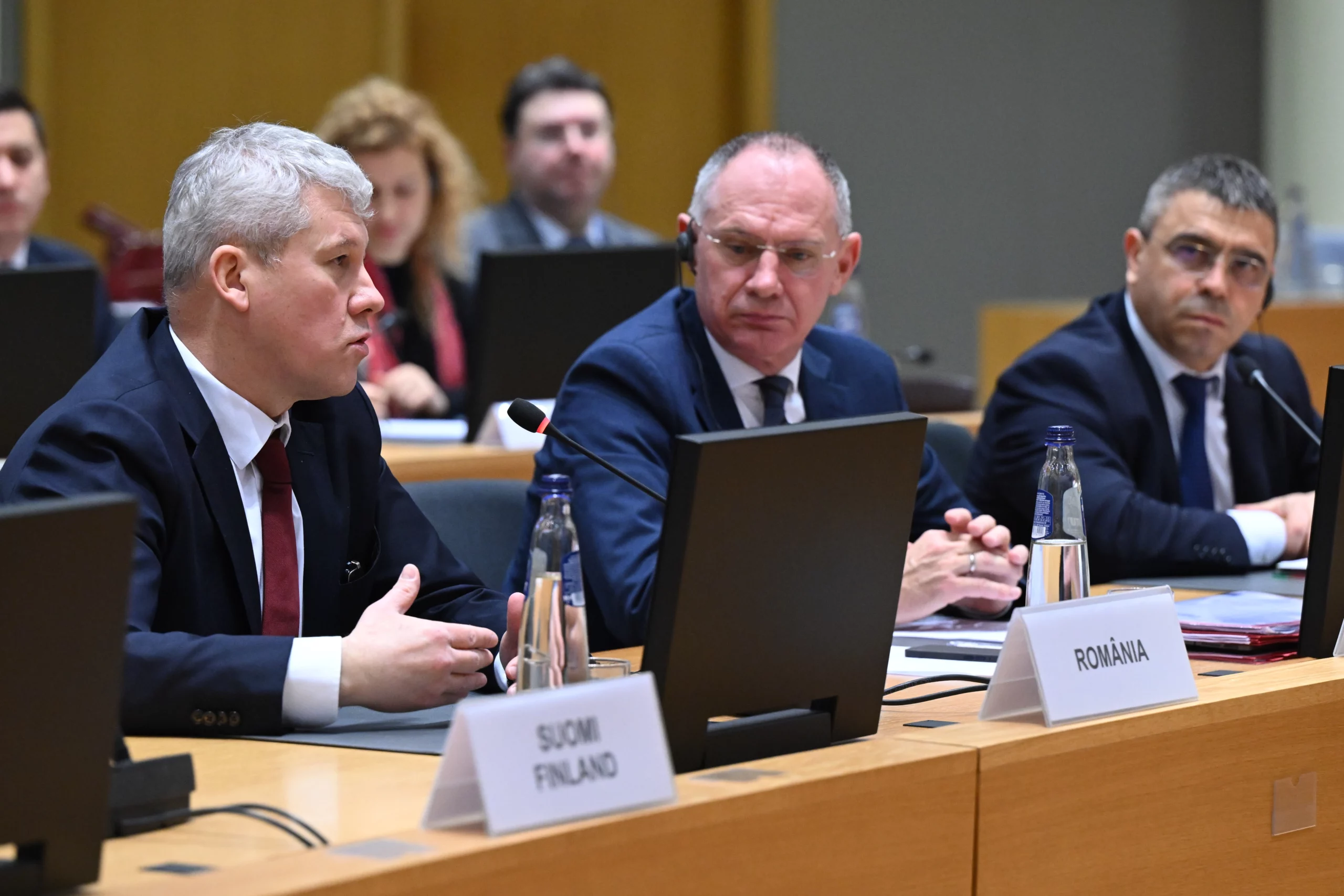 Österreich zwischen Rumänien und Bulgarien: Karner mit Rssortkollegen Marian Catalin Prediou (Rumänien, l.) und Atanas Ilkov (Bulgarien). Foto: EU