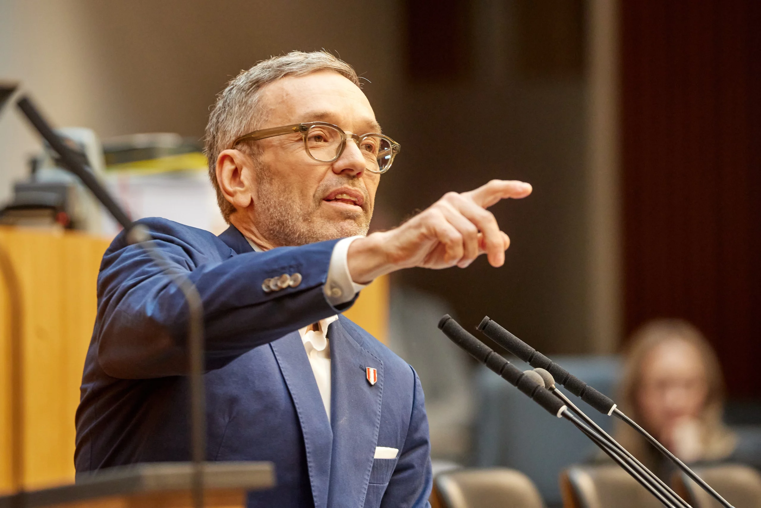 Herbert Kickl, FPÖ-Klubchef, wird mit drei anderen Abgeordneten seiner Partei ausgeliefert. Foto: Thomas Topf