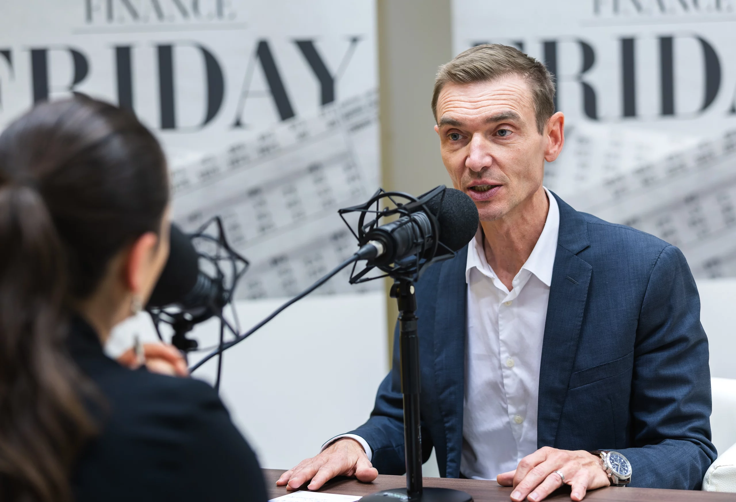 In Finance Friday, dem Podcast des Finanzministeriums, erläutert Ressortchef Gunter Mayr den Spar- und Budgetkurs, der Österreichs Souveränität sichert. Foto: BMF