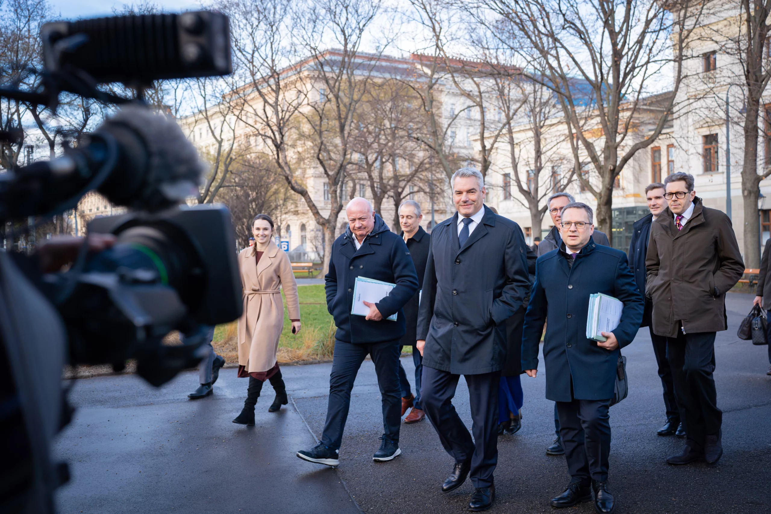 Die Verhandlungen gehen in eine entscheidende Phase: Das Team der Volkspartei auf dem Weg zu weiteren Parteiengesprächen über eine neue Bundesregierung: Christian Stocker, Karl Nehammer, August Wöginger, Harald Mahrer und (verdeckt) Claudia Plakolm in Wien zwischen Parlament und Palais Epstein. Foto: THR