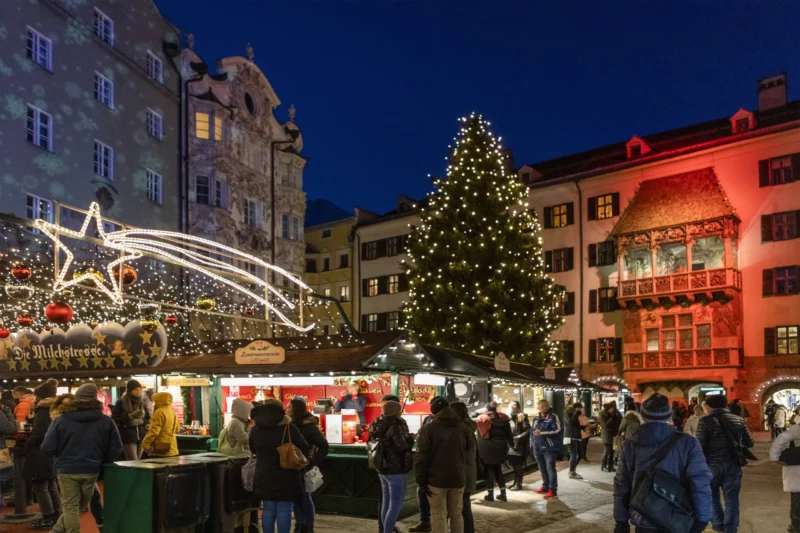 Das Team von Zur-Sache wünscht frohe Weihnachten. Im Bild: Der Christbaum vor dem Goldenen Dachl in Innsbruck. Foto: Imago