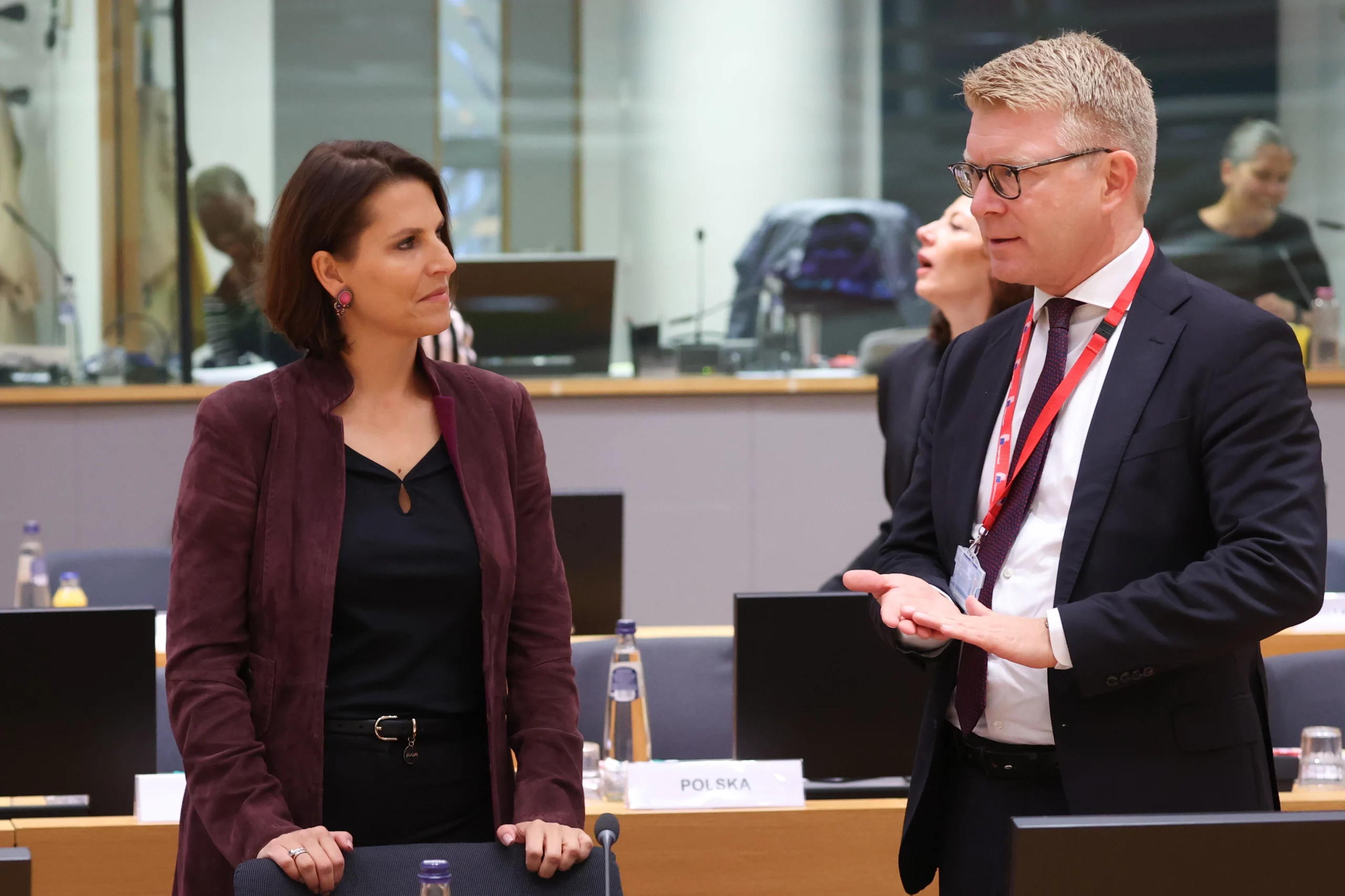 Karoline Edtstadler mit ihrem dänischen Ressortkollegen Carsten Grönbeck bei einer Tagung des Rats Allgemeine Angelegenheiten