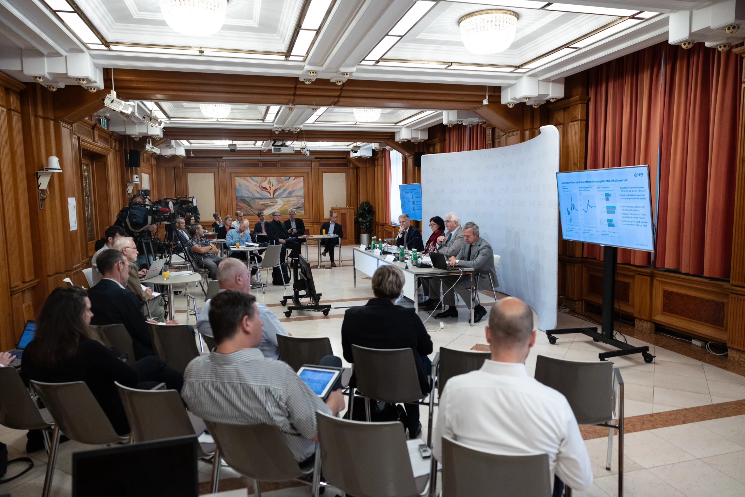 Die Wirtschaft wird 2025 wachsen, aber geringer als erwartet, prognostiziert die Nationalbank. Das Direktorium (Bild von Juni 2024) präsentierte im Dezember einen überarbeiteten Ausblick. Foto: OeNB