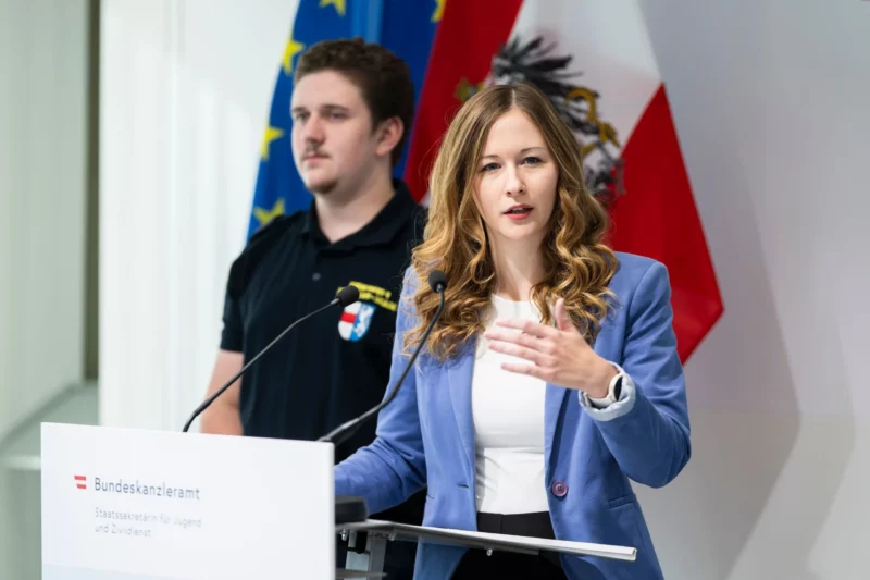 Präsentierte neue Zahlen und Fakten zum Zivildienst in Österreich. Staatssekretärin Claudia Plakolm. Foto: BKA/Christopher Dunker