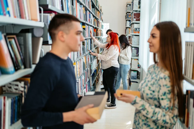 Für Schüler, Studenten und angehende Lehrer bringt das Jahr 2025 ein paar Neuerungen und Veränderungen. Foto: istock/urbazon