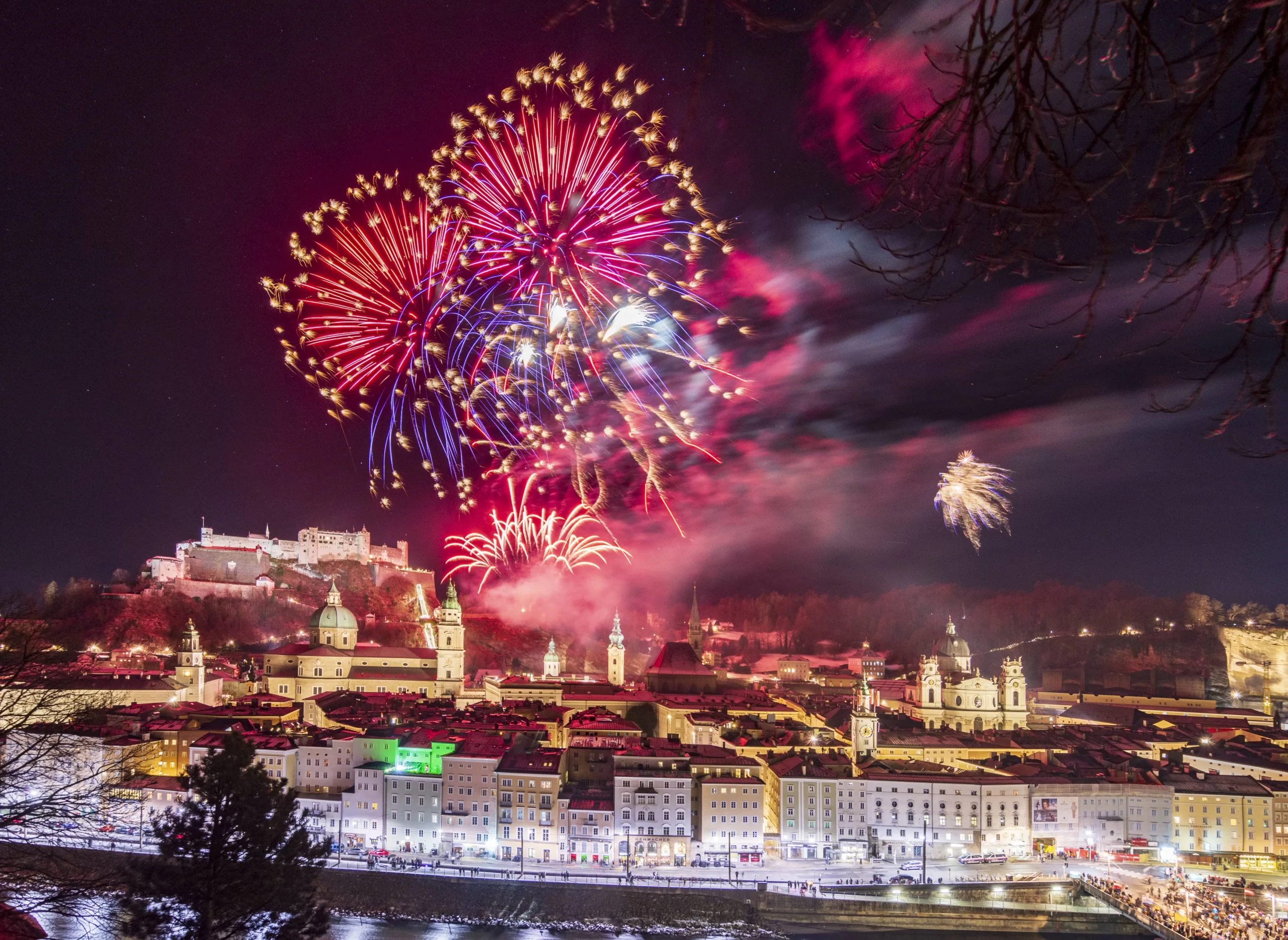 Das neue Jahr 2025 wurde mit Feuerwerken begrüßt, im Bild jenes der Stadt Salzburg mit der Festung Hohensalzburg im Hintergrund. Das politische Jahr beginnt mit weiteren Koalitionsverhandlungen und mit wirksamen Verbesserungen für Familien und Haushalte. Foto: Imago