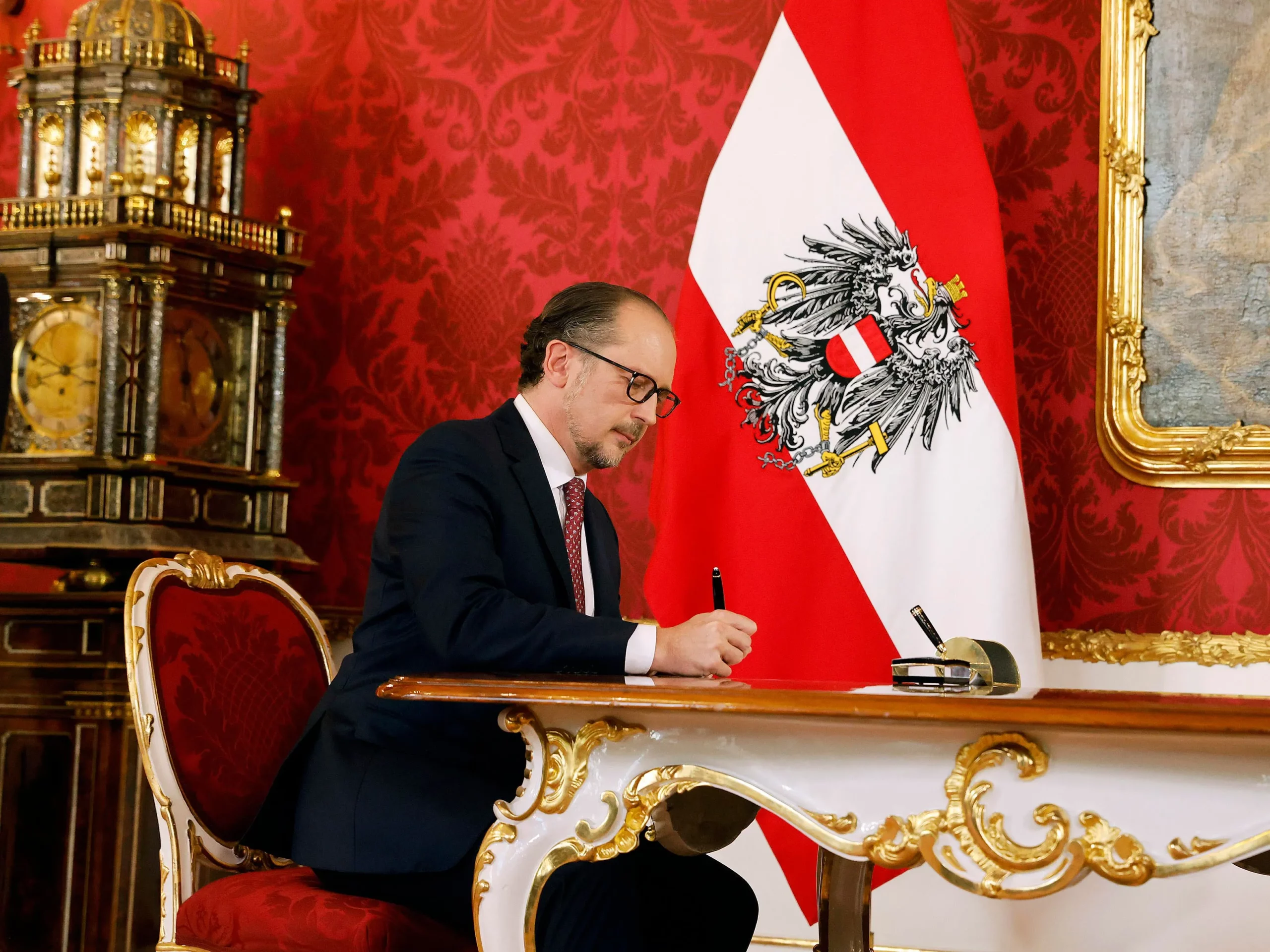 Außenminister Alexander Schallenberg übernimmt die Agenden Bundeskanzlers, wird am Freitag ein zweites Mal als Übergangs-Kanzler angelobt (Bild: Angelobung als Kanzler am 11. Oktober 2021). Foto: Bka / Dragan Tatic