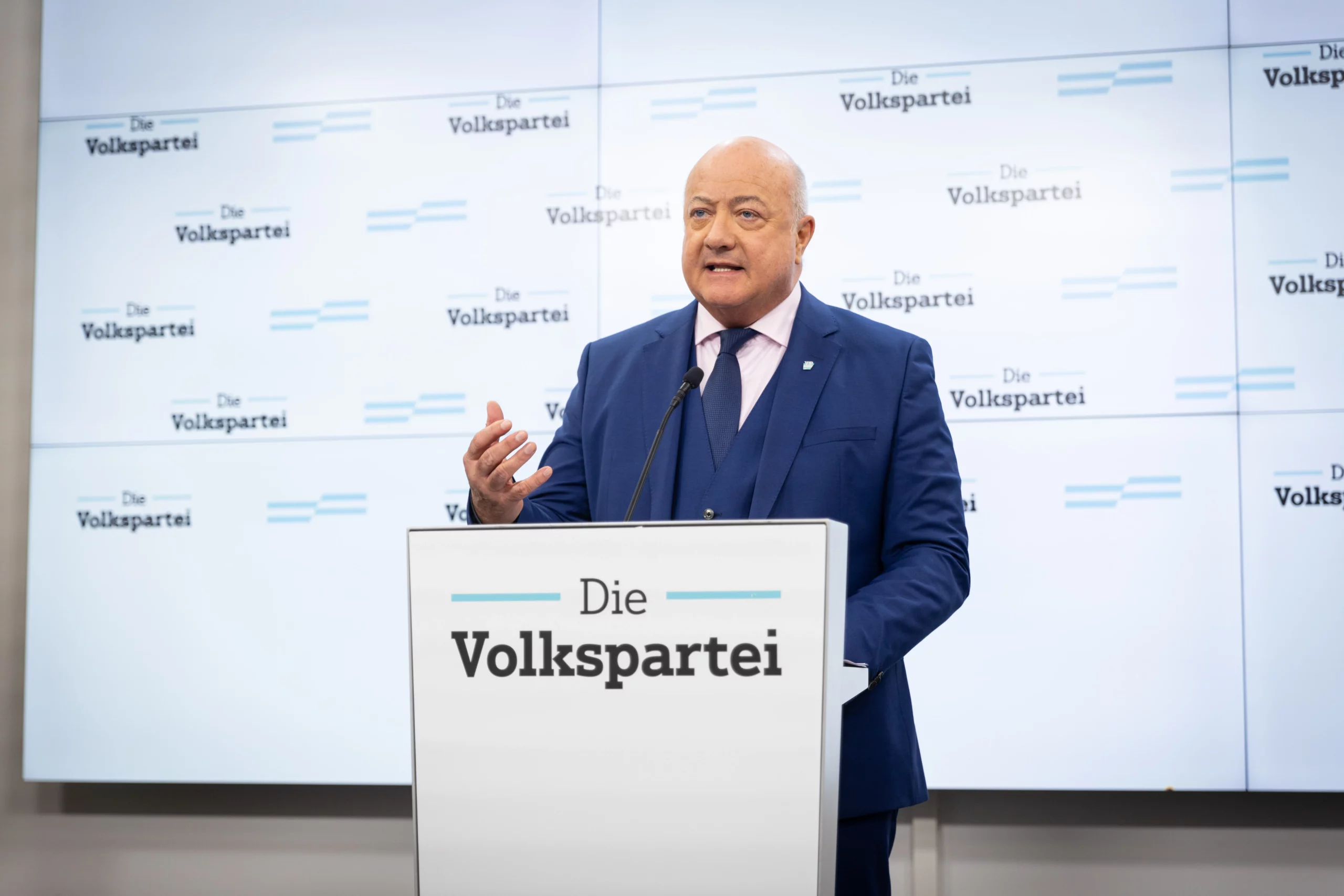 Der designierte Bundesparteiobmann der ÖVP, Generalsekretär Abg. Christian Stocker, präsentierte der Öffentlichkeit die für Österreich und die ÖVP wesentlichen Eckpunkte für ein erstes Gespräch mit FP-Obmann Herbert Kickl. Fotos: ÖVP