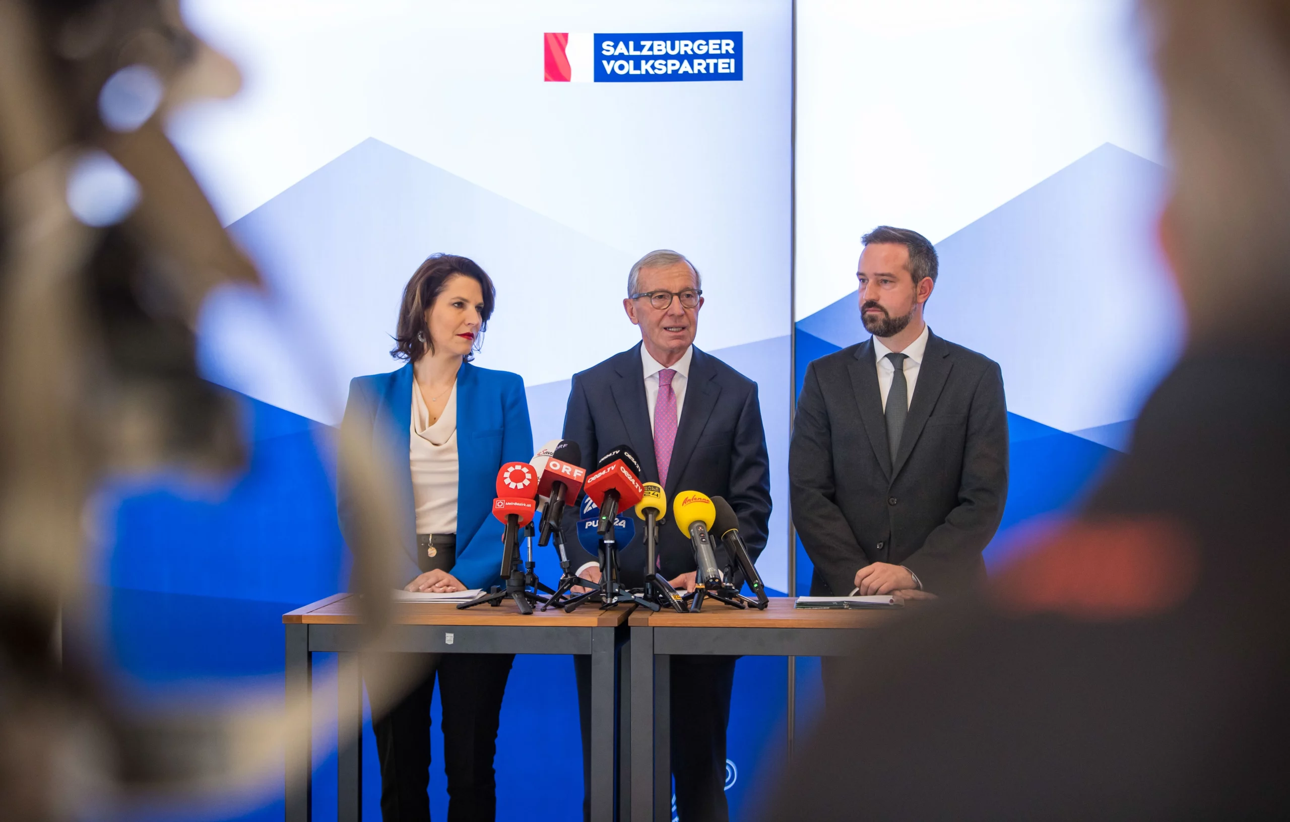 In Salzburg übernimmt Verfassungsministerin Karoline Edtstadler am 2. Februar die Geschäfte der ÖVP und am 2. Juli die Funktion der Landeshauptfrau von LH Wilfried Haslauer. Stefan Schnöll (r.) bleibt Landesrat, dann zuständig für Kultur. Foto: Neumayr/Leopold