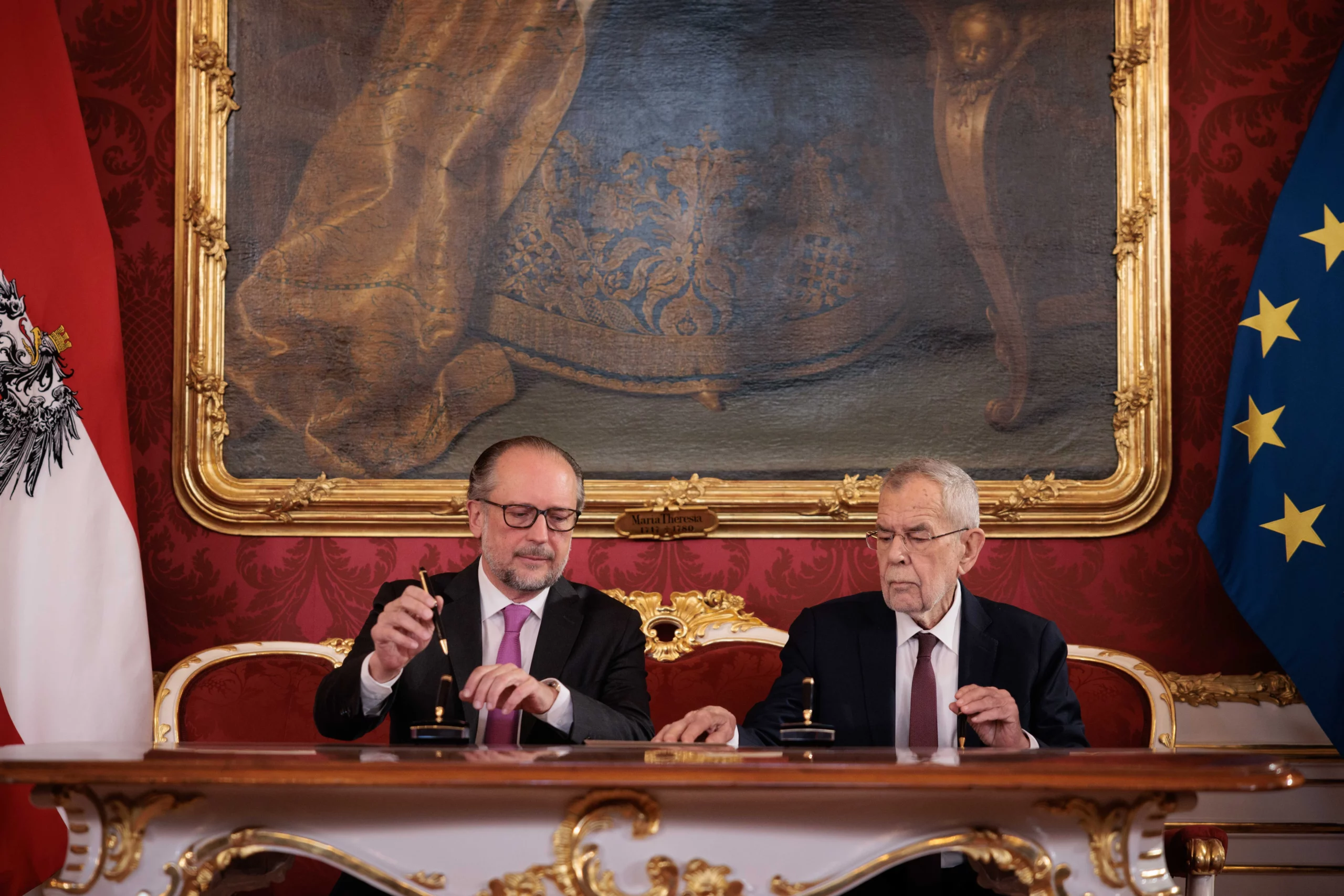 Alexander Schallenberg unterzeichnet die Bestallungsurkunde und übt nach Angelobung durch Bundespräsident Alexander Van der Bellen die Funktion des Bundeskanzlers der provisorischen Bundesregierung bis zur Angelobung der nächsten aus. Fotos: Peter Lechner/HBF