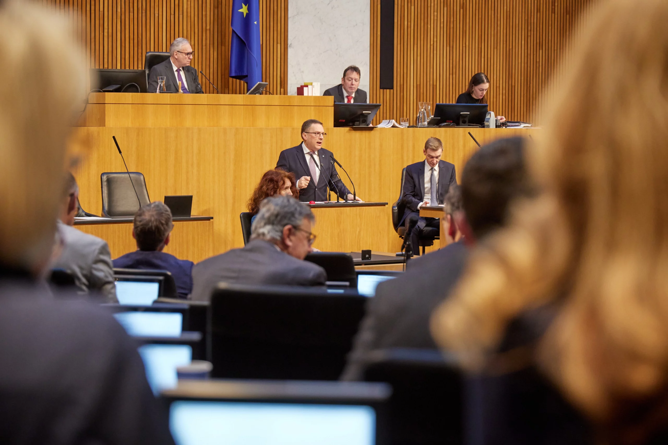 Zu einer Abrechnung von ÖVP und Neos mit SP-Vorsitzendem Andreas Babler geriet die von seiner Fraktion verlangte Aktuelle Stunde des Nationalrats unter dem Titel der Ehrlichkeit. Foto: Parlament / Thomas Topf