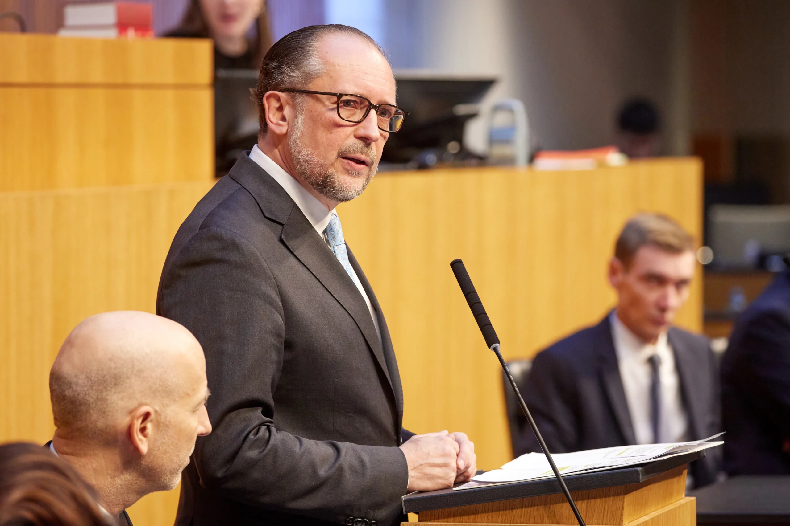 Europa soll sich seiner Stärke bewusst sein und geschlossen handeln, erklärte Bundeskanzler und Außenminister Alexander Schallenberg in der Aktuellen Stunde des Nationalrats im Februar-Plenum (Im Bild: Schallenberg im Jänner 2025 im Parlament). Foto: Thomas Topf