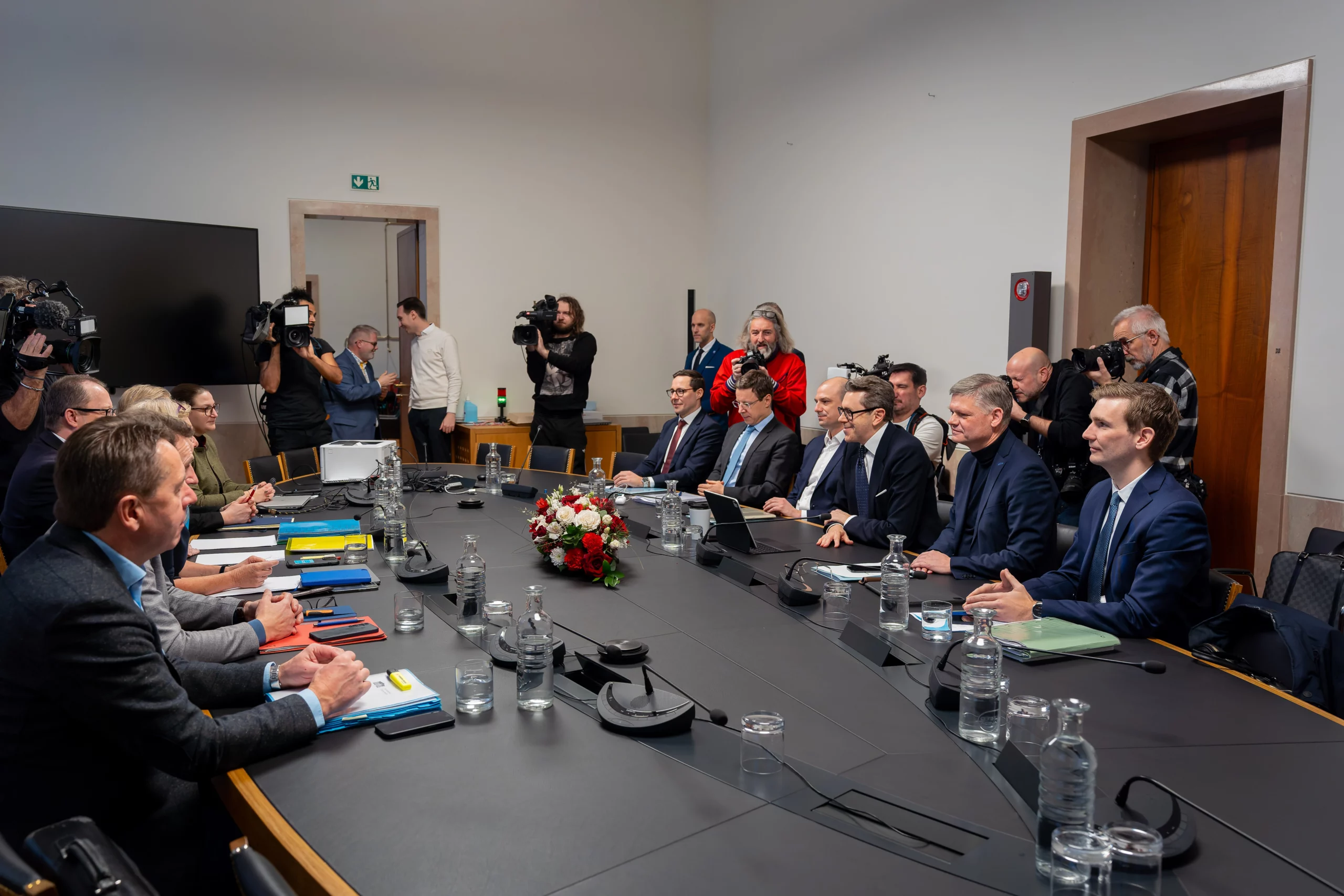 Die Koalitions-Verhandlungen zu Finanzen und Steuern wurden am Donnerstag im Parlament unter Vorsitz von WKO-Präsident Harald Mahrer (recht, Mitte) geführt. Foto: THR