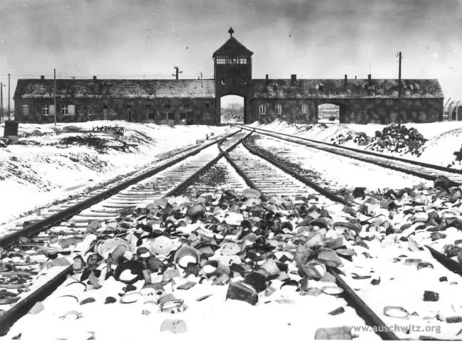 Gedenken an den Holocaust: Zugang zum KZ Auschwitz-Birkenau. In dem Konzentrations- und Vernichtungslager des nationalsozalistischen Deutschland wurden von 1940-1945 rund 1,1 bis 1,5 Millionen Menschen getötet. Foto: Auschwitz Museum