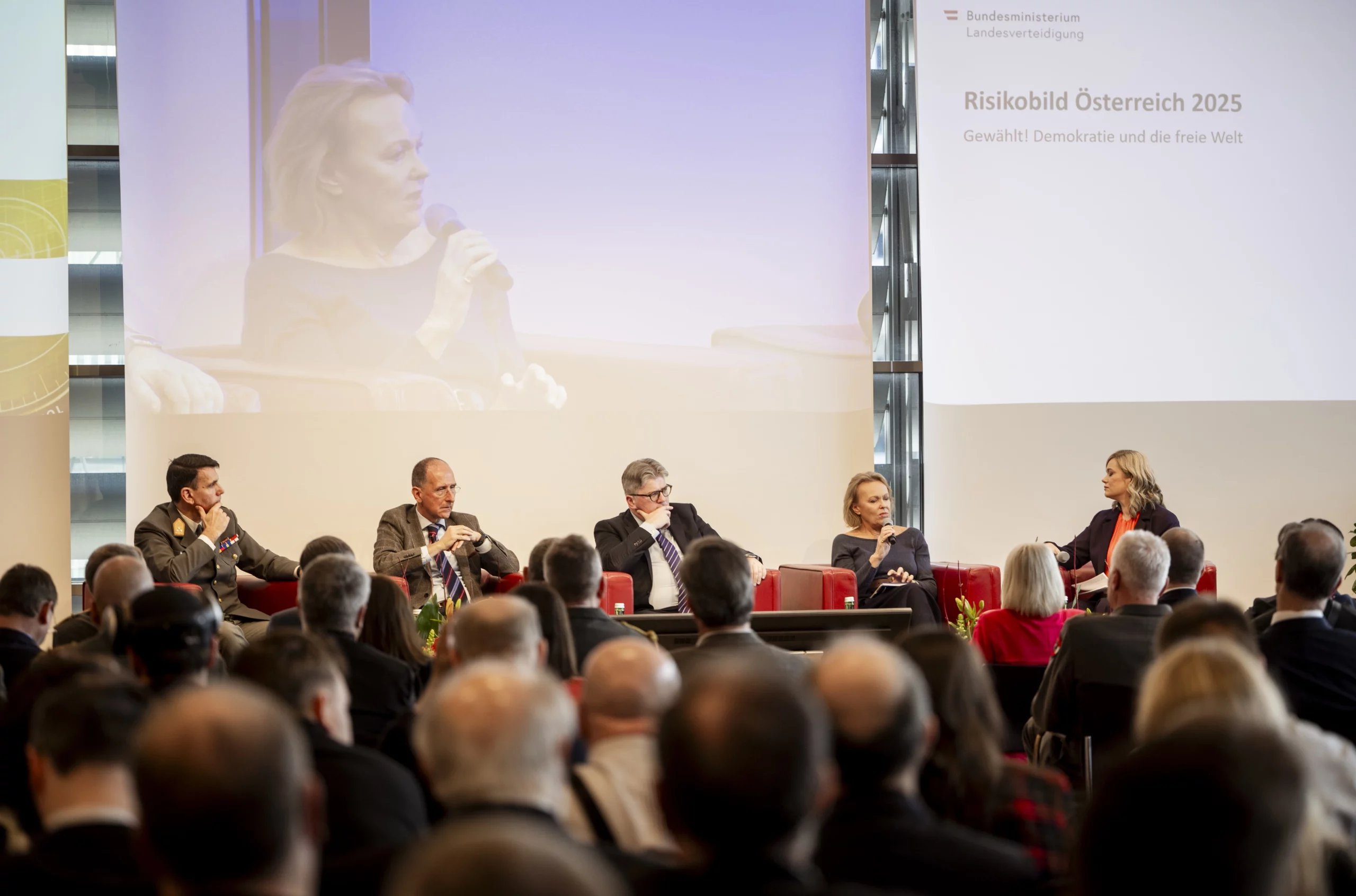 Präsentation und Diskussion der Risiken für Österreich: Risikobild 2025 des Bundesheeres. Fotos: BMLV