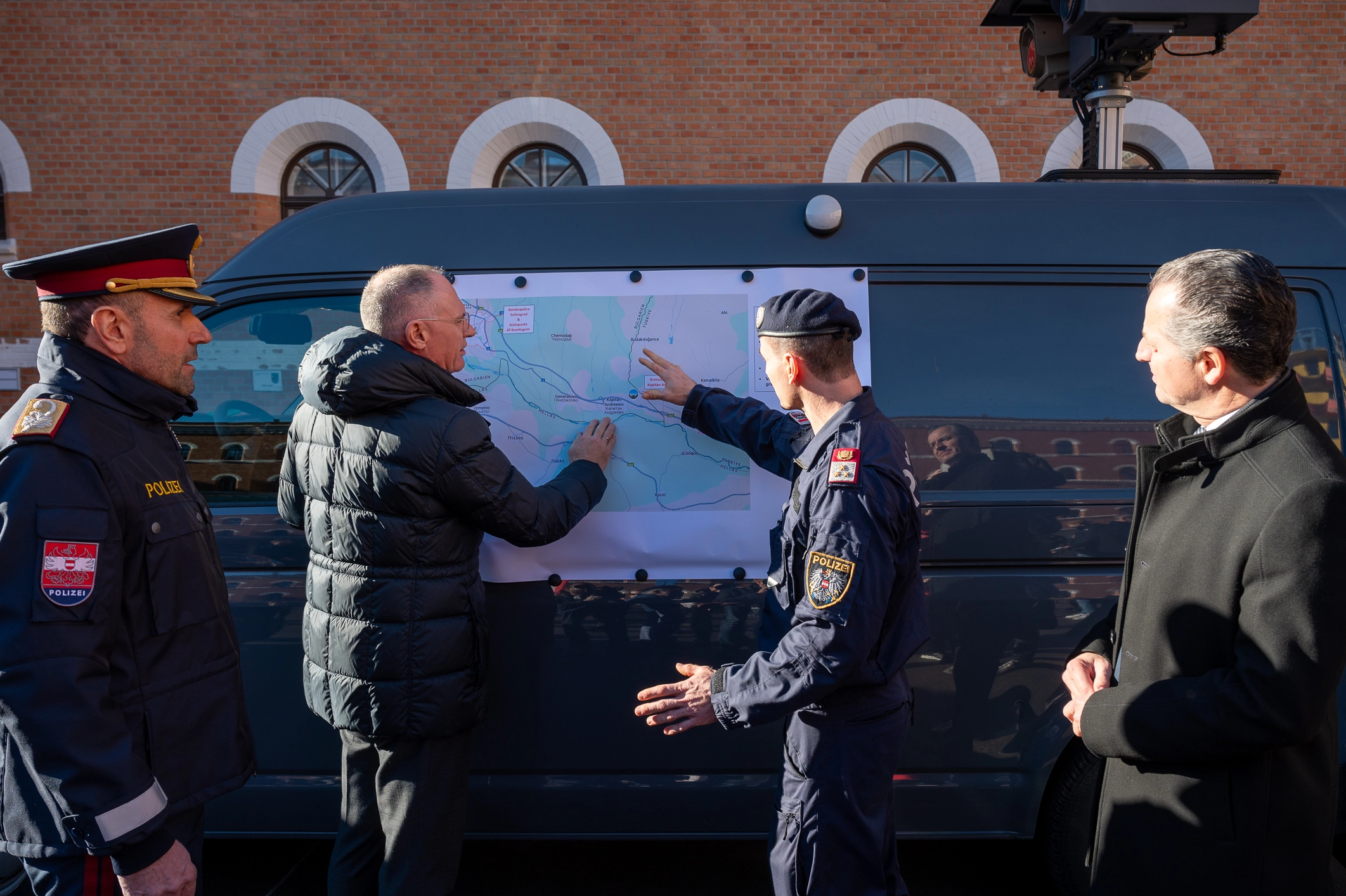 Österreichische Polizisten: Einsatz an einer Hauptroute illegaler Migration. Foto: BMI / Makowecz