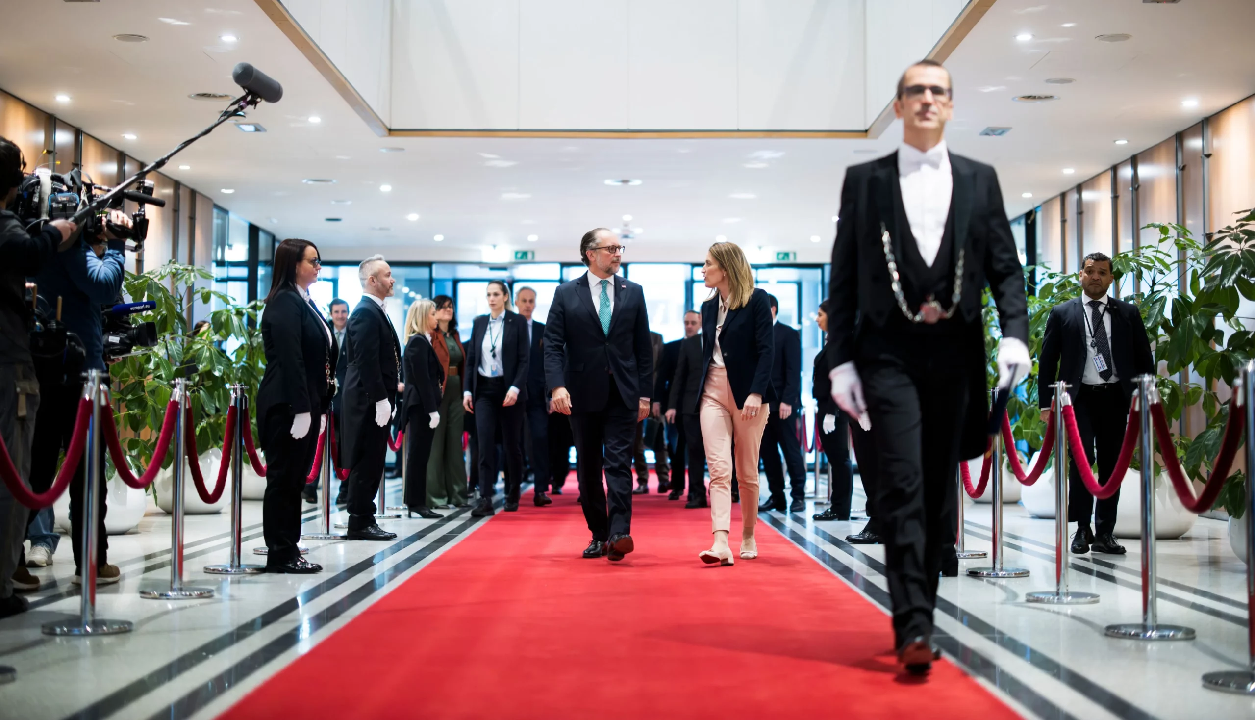 Am Montag reiste Bundeskanzler Alexander Schallenberg nach Brüssel. Zu Beginn traf er EU-Parlamentspräsidentin Roberta Metsola. Die Botschaft: Österreich bleibt verlässlich. Foto: BKA/Christopher Dunker