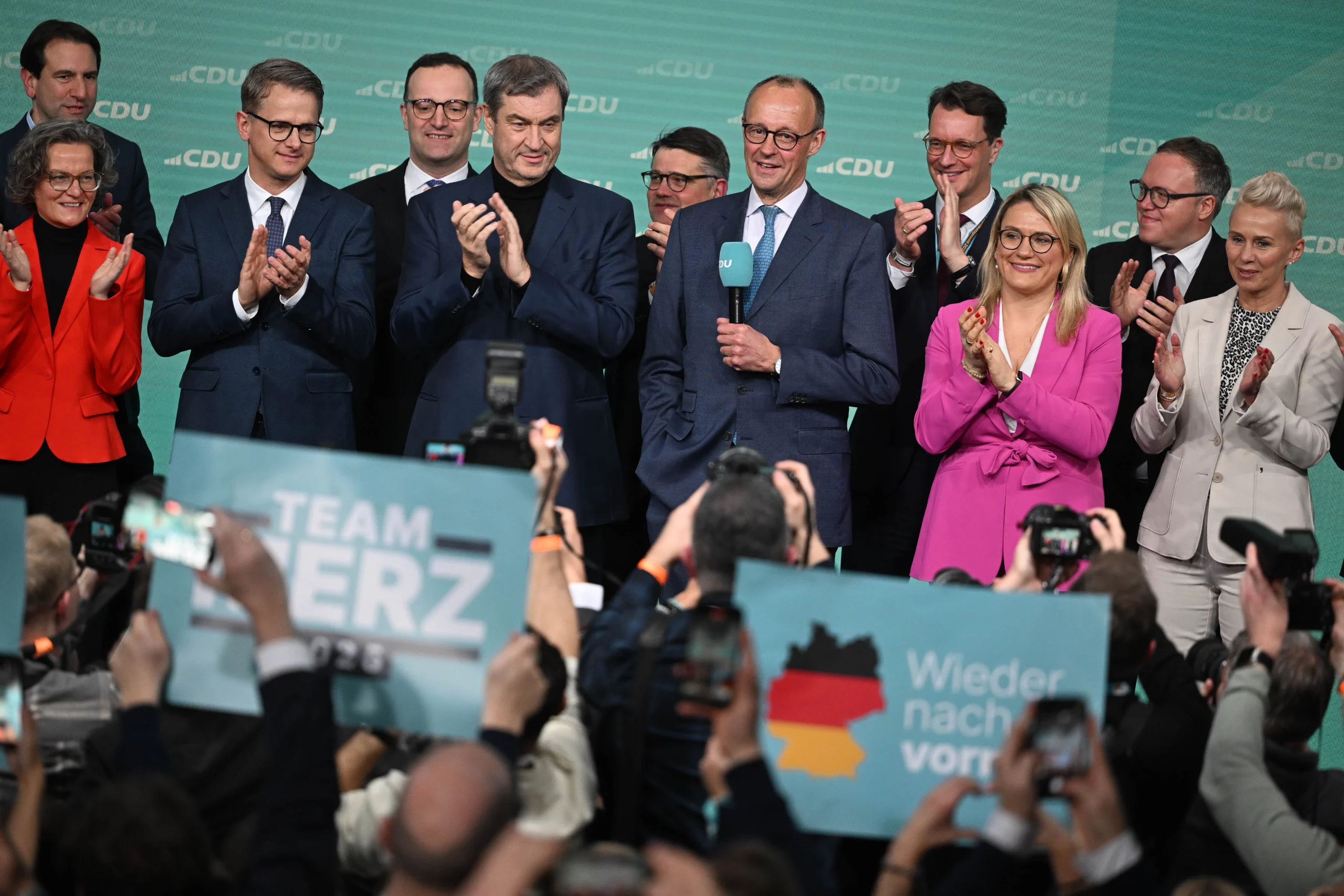 Überzeugender Wahlsieg der CDU unter Friedrich Merz und Wende in Deutschland: Ergebnis der Bundestagswahl am 23. Februar 2025. Bild: Friedrich Merz in Konrad-Adenauer-Haus in Berlin am Wahlabend. Foto: Imago / Retox Klar