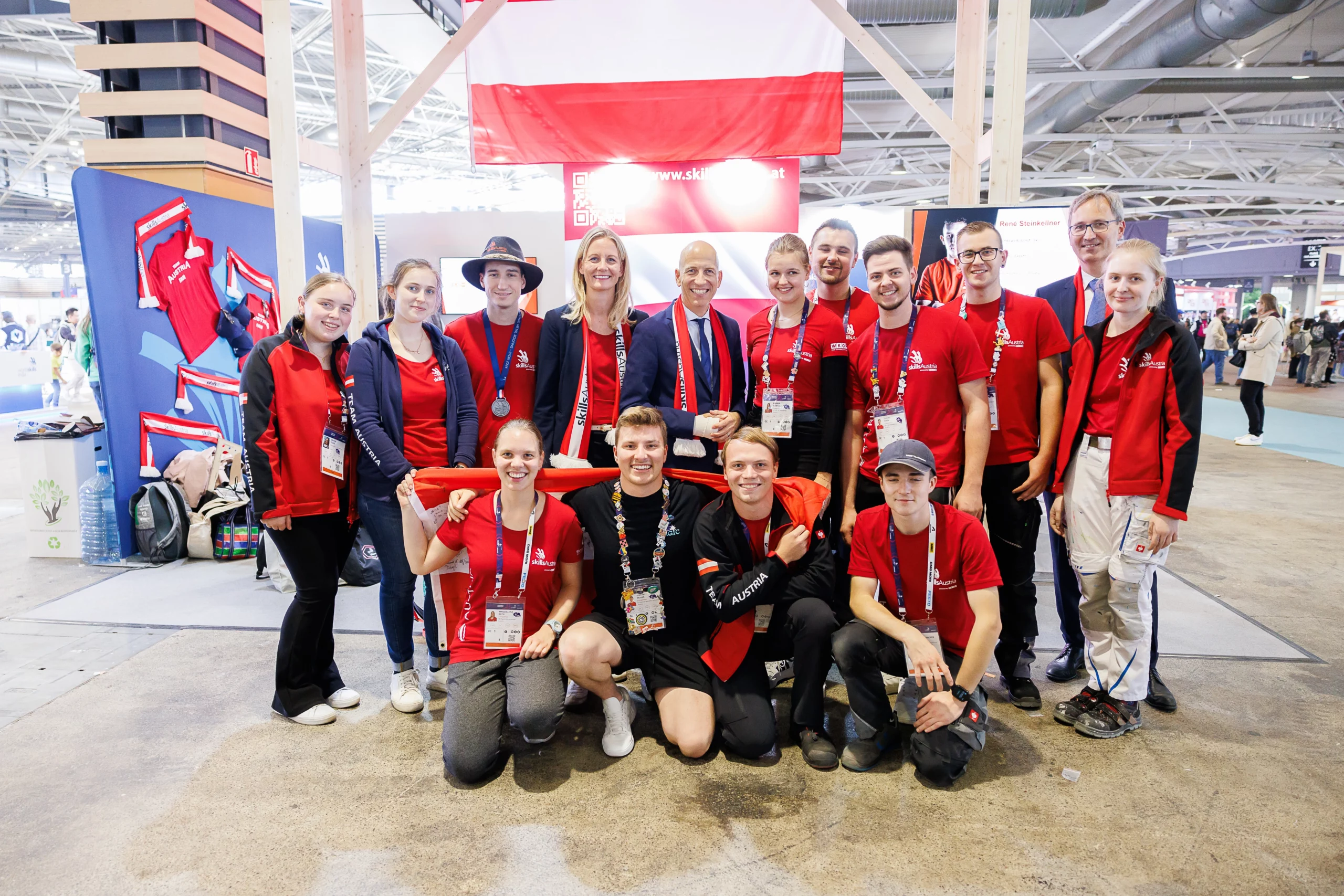 Das Österreich-Team der World Skills 2024 mit Wirtschaftsminister Martin Kocher