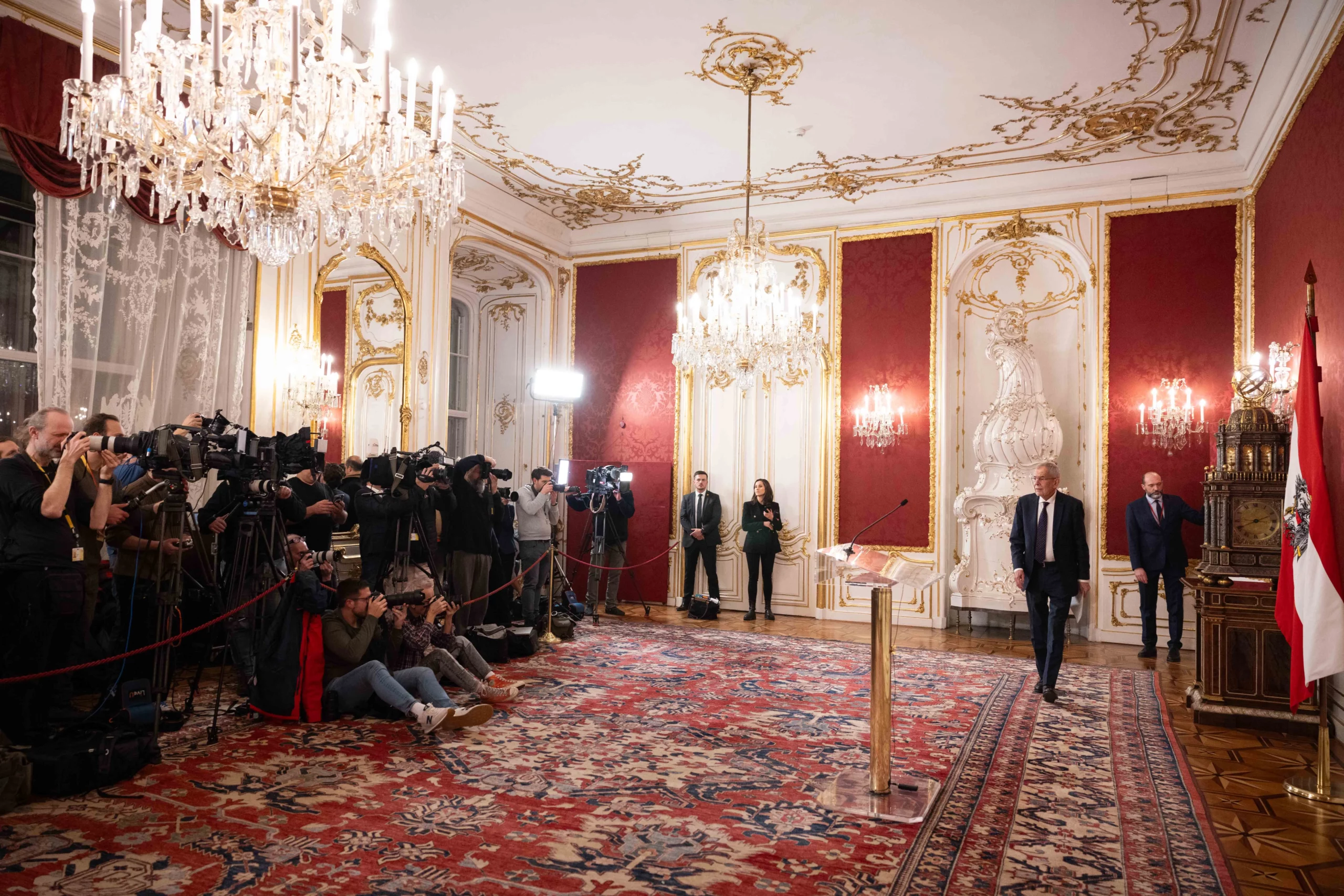 Noch am Abend des 12. Februar kündigte Bundespräsident Alexander Van der Bellen an, Möglichkeiten parlamentarischer Mehrheiten auszuloten. Der Gesprächsreigen der Parteiobleute in der Hofburg startete am 13. Februar. Foto: Peter Lechner, HBF