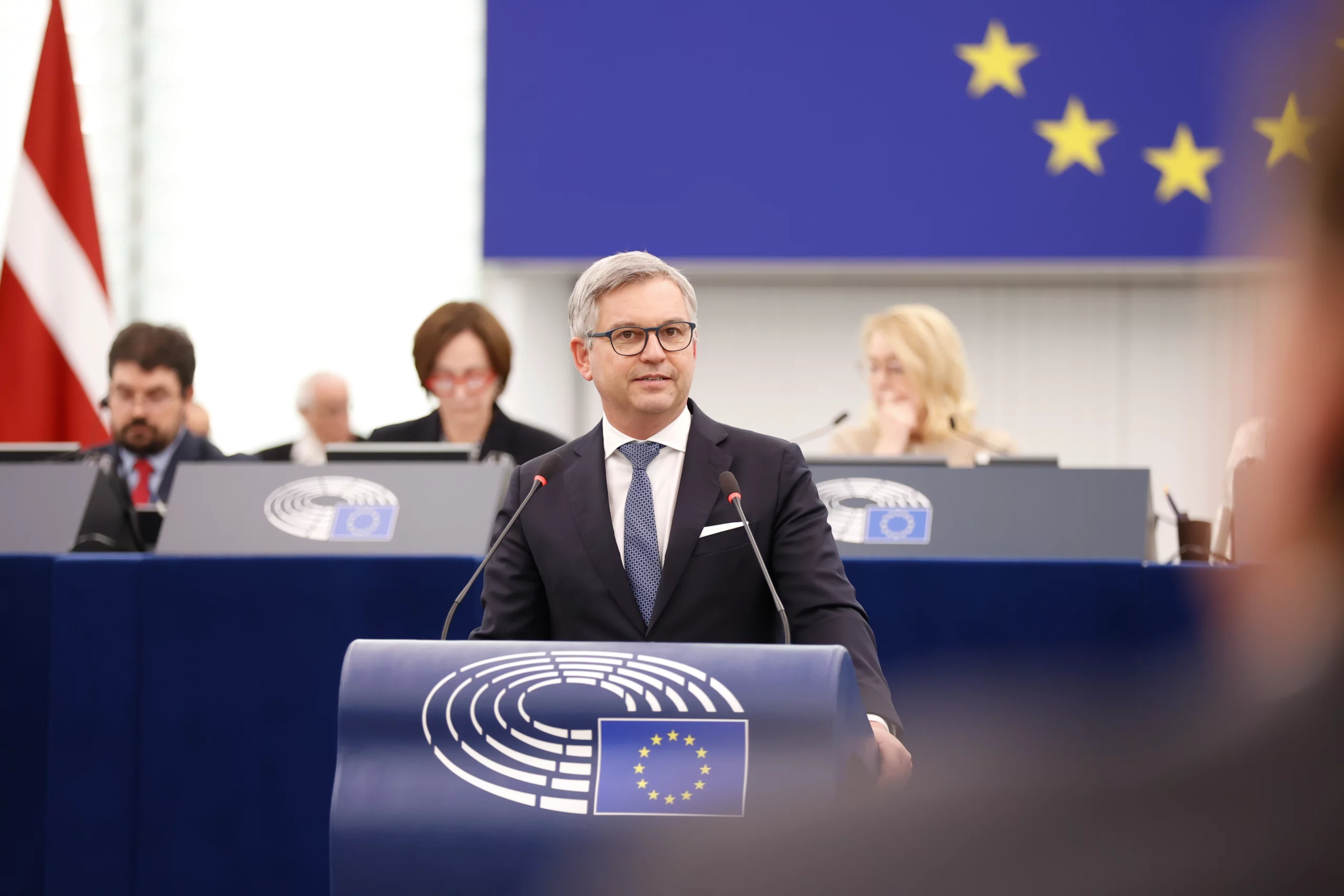 Vor dem Europäischen Parlament in Straßburg präsentierte Kommissar Magnus Brunner einen neun Punkte umfassenden Vorschlag für rasche Rückführungen abgelehnter Asylwerber. Nun haben Parlament und Rat den Vorschlag der Kommission zu beraten. Foto: EU Multimedia